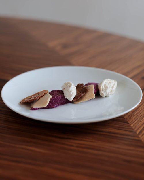 dessert cassis, chantilly et tuile aux haricots rouges - Hylé